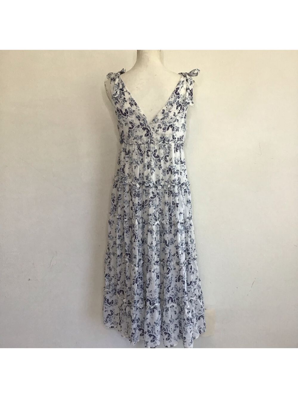 Moon River Women Elegant White Blue Floral Tiered Backyard Party Maxi Dress M - Picture 2 of 13